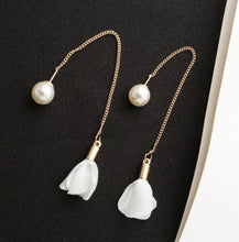 Laden Sie das Bild in den Galerie-Viewer, ROSE | Süße goldfarbene Einfädler Ohrringe mit Blüten und Perlen