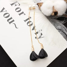 Laden Sie das Bild in den Galerie-Viewer, ROSE | Süße goldfarbene Einfädler Ohrringe mit Blüten und Perlen