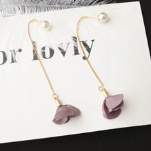 Laden Sie das Bild in den Galerie-Viewer, ROSE | Süße goldfarbene Einfädler Ohrringe mit Blüten und Perlen