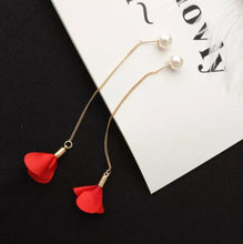 Laden Sie das Bild in den Galerie-Viewer, ROSE | Süße goldfarbene Einfädler Ohrringe mit Blüten und Perlen