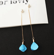 Laden Sie das Bild in den Galerie-Viewer, ROSE | Süße goldfarbene Einfädler Ohrringe mit Blüten und Perlen