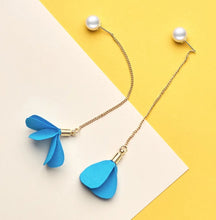 Laden Sie das Bild in den Galerie-Viewer, ROSE | Süße goldfarbene Einfädler Ohrringe mit Blüten und Perlen