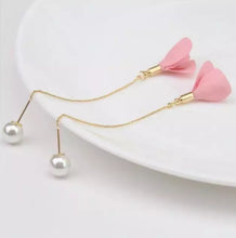 Laden Sie das Bild in den Galerie-Viewer, ROSE | Süße goldfarbene Einfädler Ohrringe mit Blüten und Perlen