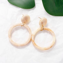 Laden Sie das Bild in den Galerie-Viewer, ABIGAIL | Klassische Resin Acryl Harz Ohrringe in beige braun marmoriertem Farbmuster