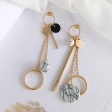 Laden Sie das Bild in den Galerie-Viewer, CELIA | Atemberaubende mismatched Ohrringe in gold mit coolen Marmor Beads und Perlen