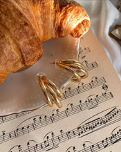 Laden Sie das Bild in den Galerie-Viewer, AUBREE | Goldfarbene 80er Retro Ohrringe 3er Hoop Creolen