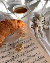 Laden Sie das Bild in den Galerie-Viewer, AUBREE | Goldfarbene 80er Retro Ohrringe 3er Hoop Creolen