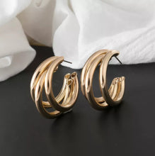 Laden Sie das Bild in den Galerie-Viewer, AUBREE | Goldfarbene 80er Retro Ohrringe 3er Hoop Creolen