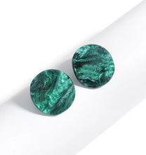 Laden Sie das Bild in den Galerie-Viewer, KENNEDY | Acryl Statement Ohrringe grün mit glitzerndem Galaxy Muster