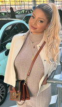 Laden Sie das Bild in den Galerie-Viewer, DIXIE | Goldfarbene Halskette mit Feder und Blatt Anhängern und süßen kleinen türkise Perlen