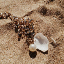 Laden Sie das Bild in den Galerie-Viewer, ESTELLE | Goldfarbene chunky chain Statement Halskette mit großer beiger Perle