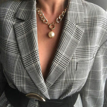 Laden Sie das Bild in den Galerie-Viewer, ESTELLE | Goldfarbene chunky chain Statement Halskette mit großer beiger Perle