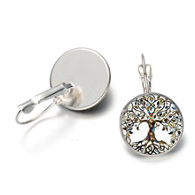 Laden Sie das Bild in den Galerie-Viewer, TREE OF LIFE | Coole Cabochon Ohrringe altgold bronze silber weiß mit Baum des Lebens Motiv