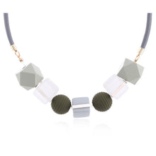 Laden Sie das Bild in den Galerie-Viewer, BLOMMA | Holz Halskette grau weiß gold