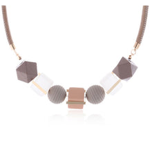 Laden Sie das Bild in den Galerie-Viewer, BLOMMA | Holz Halskette braun weiß gold