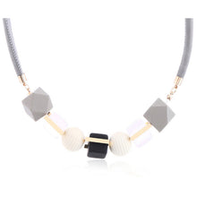 Laden Sie das Bild in den Galerie-Viewer, BLOMMA | Holz Halskette grau weiß gold