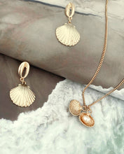 Laden Sie das Bild in den Galerie-Viewer, BEACH BABE | Schöne goldfarbene Sommer Ohrringe mit Muscheln
