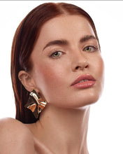 Laden Sie das Bild in den Galerie-Viewer, STRAIGHT EDGE | Coole goldfarbene Statement Ohrringe im Silk Look
