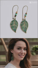 Laden und Abspielen von Videos im Galerie-Viewer, ARIA | Bronzefarbene Indie Boho Ohrringe Ohrhänger mit türkisen Patina Blättern
