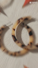 Laden und Abspielen von Videos im Galerie-Viewer, KENDALL | Coole Acryl Creolen Ohrringe mit beige braunem Leoparden Muster
