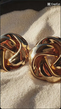 Laden und Abspielen von Videos im Galerie-Viewer, CLARE | Goldene French Retro Ohrringe mit Zopfmuster
