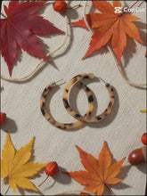 Laden und Abspielen von Videos im Galerie-Viewer, KENDALL | Coole Acryl Creolen Ohrringe mit beige braunem Leoparden Muster
