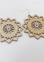 Laden und Abspielen von Videos im Galerie-Viewer, AMANDA | Ausgefallene Boho Stern Ohrringe Ohrhänger mit Brandmuster aus braunem Holz

