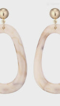 Laden und Abspielen von Videos im Galerie-Viewer, HAZEL | Schöne Acryl Harz Ohrringe im Retro Look 
