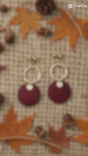 Laden und Abspielen von Videos im Galerie-Viewer, LENA | Schöne goldfarbene Indie Boho Ohrringe Ohrhänger mit roten Holz Anhängern
