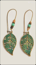 Laden und Abspielen von Videos im Galerie-Viewer, ARIA | Bronzefarbene Indie Boho Ohrringe Ohrhänger mit türkisen Patina Blättern
