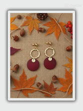 Laden und Abspielen von Videos im Galerie-Viewer, LENA | Schöne goldfarbene Indie Boho Ohrringe Ohrhänger mit roten Holz Anhängern
