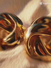 Laden und Abspielen von Videos im Galerie-Viewer, CLARE | Goldene French Retro Ohrringe mit Zopfmuster
