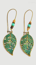 Laden und Abspielen von Videos im Galerie-Viewer, ARIA | Bronzefarbene Indie Boho Ohrringe Ohrhänger mit türkisen Patina Blättern

