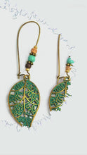 Laden und Abspielen von Videos im Galerie-Viewer, ARIA | Bronzefarbene Indie Boho Ohrringe Ohrhänger mit türkisen Patina Blättern
