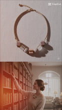 Laden und Abspielen von Videos im Galerie-Viewer, BLOMMA | Holz Halskette braun weiß gold
