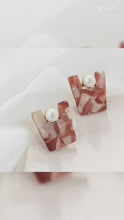 Laden und Abspielen von Videos im Galerie-Viewer, BRAYLEE | Trendy rosa graue Statement Retro 60s Acryl Resin Harz Ohrringe Ohrhänger Perlen beige rosa pink
