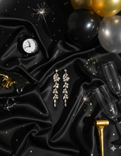 Load image into Gallery viewer, GÉRALDINE | Wunderschöne goldene Kristall Ohrringe im floralen Blätter Design
