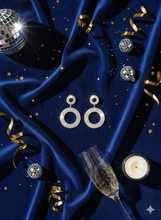 Laden Sie das Bild in den Galerie-Viewer, ÉLODIE | Atemberaubende Party Ohrringe in silber mit klaren Kristallen
