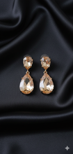 Load image into Gallery viewer, REINA | Atemberaubende Party Ohrringe mit großen Kristallen in champagner
