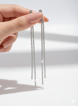Laden Sie das Bild in den Galerie-Viewer, ELSIE | Elegante lange Ohrringe silberfarben mit edlen Strass Zirkonia Steinen weiß
