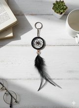 Laden Sie das Bild in den Galerie-Viewer, NAVAJO | Cooler schwarzer Traumfänger Schlüsselanhänger mit Halbedelsteinen und Federn
