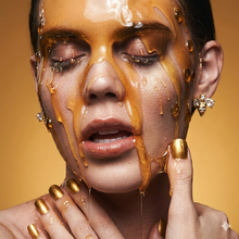 Laden Sie das Bild in den Galerie-Viewer, SPARKLE BEE | Exquisite goldfarbene Ohrstecker in Bienenform mit klaren Kristallen
