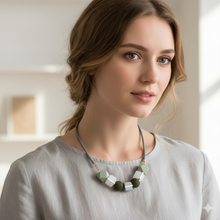 Laden Sie das Bild in den Galerie-Viewer, BLOMMA | Holz Halskette grau weiß gold
