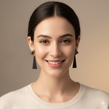 Laden Sie das Bild in den Galerie-Viewer, THEA | Außergewöhnliche braune Holz Ohrringe mit Acryl Harz Halterung geometrisch
