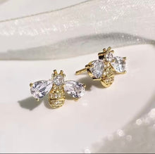 Laden Sie das Bild in den Galerie-Viewer, SPARKLE BEE | Exquisite goldfarbene Ohrstecker in Bienenform mit klaren Kristallen
