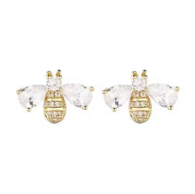 Laden Sie das Bild in den Galerie-Viewer, SPARKLE BEE | Exquisite goldfarbene Ohrstecker in Bienenform mit klaren Kristallen

