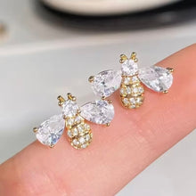 Laden Sie das Bild in den Galerie-Viewer, SPARKLE BEE | Exquisite goldfarbene Ohrstecker in Bienenform mit klaren Kristallen
