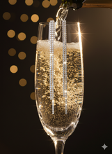 Laden Sie das Bild in den Galerie-Viewer, ELSIE | Elegante lange Ohrringe silberfarben mit edlen Strass Zirkonia Steinen weiß
