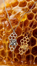 Laden Sie das Bild in den Galerie-Viewer, QUEEN BEE XL | Goldfarbene Boho Halskette Collier Honigwabe mit goldenem Biene Anhänger
