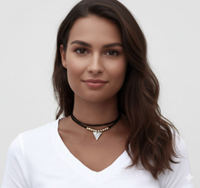 Laden Sie das Bild in den Galerie-Viewer, AQUILA | Süßer schwarzer Choker mit goldenen Perlen und weißem Marmor Anhänger Dreieck

 
